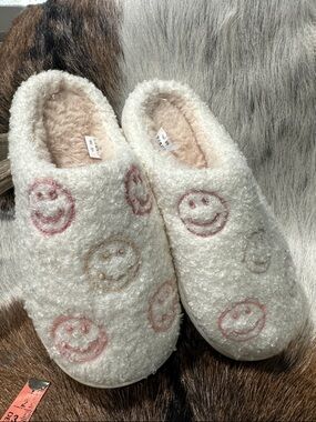 Happy Days Slippers Sz 5-6